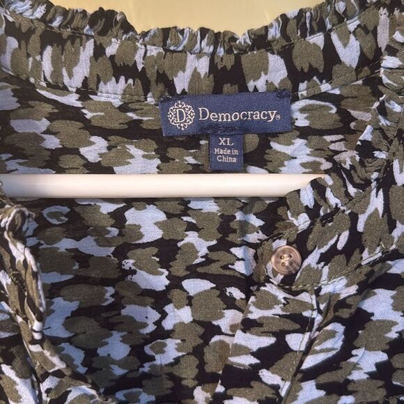 DEMOCRACY patterned button up short sleeve blouse sz XL - Picture 2 of 6
